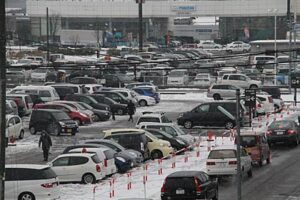 車で込み合うホームセンタームサシ三条店周辺