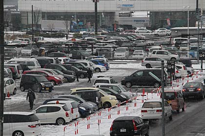 車で込み合うホームセンタームサシ三条店周辺