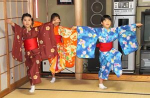 23日のグループホーム仲町慰問に向けて白山町コミュニティーセンター小学生