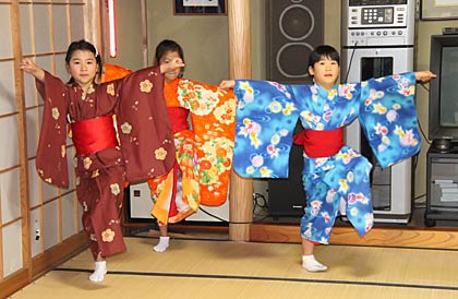 23日のグループホーム仲町慰問に向けて白山町コミュニティーセンター小学生