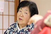 子どもたちを指導するのは吾妻流名取の吾妻春登茂さん