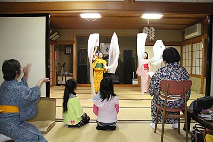 さらしを持って舞う長唄「越後獅子」のけいこ、後輩の女の子も正座して見学
