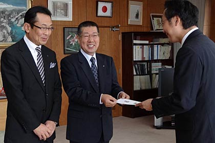 左から三条北ロータリークラブの金子社会奉仕委員長と星野会長、そして国定市長