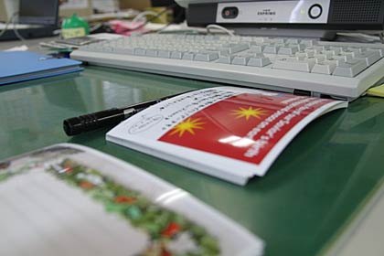 燕市被災者サポートセンターで職員が手書きしているクリスマスカード
