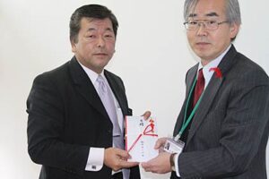 左がグローバル社長でもある燕運送の柳原社長、右が燕市社協の山田常務理事
