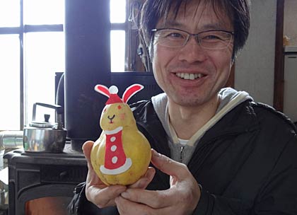 西洋ナシ「ル レクチエ」で「バニーサンタ」をつくった渡辺果樹園の渡辺さん