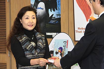 同級生でもある鈴木市長に善意を手渡す「カプアレイピカケメイツ」代表の横山さん