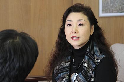 鈴木市長と同級生トークに花を咲かせる横山さん
