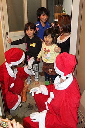  サンタクロースにふんして燕市内で避難生活を送る子どもたちにクリスマスプレゼントを届ける燕市被災者サポートセンター職員