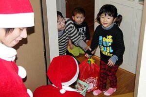 燕市が東日本大震災で市内で避難生活を送る子どもたちにクリスマスの思い出をと、サンタクロースにふんしてプレゼントを届ける