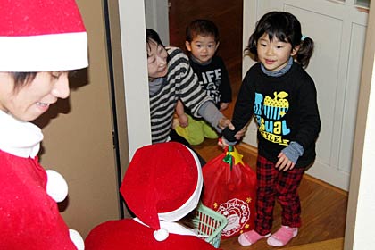 サンタクロースにふんして燕市内で避難生活を送る子どもたちにクリスマスプレゼントを届ける燕市被災者サポートセンター職員