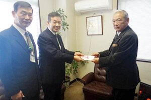 左から燕中央自動車学校の梨本校長、田辺社長、燕市安協の柴山会長