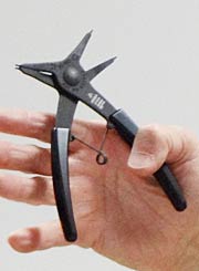  小杉さんデザインで三条市初のグッドデザイン賞に輝いたマルト長谷川工作所のスナップリングプライヤ