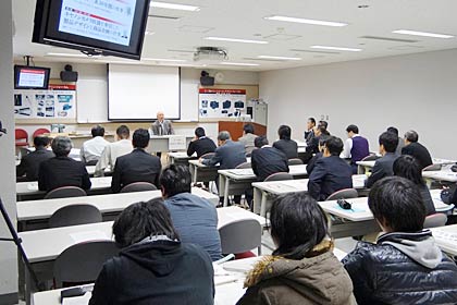  聴講する生徒