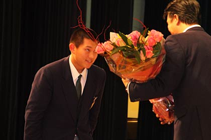 与田さんに花束を渡す吉田中野球部キャプテンの2年生治田さん
