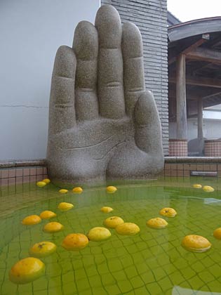 「冬至」の22日、いい湯らていのゆず湯