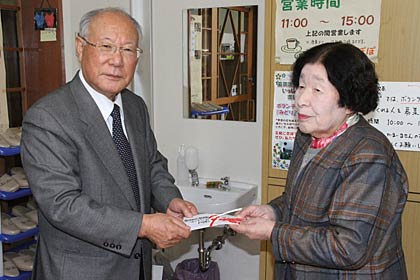 左が燕市社会福祉協議会の青柳会長、右が燕地区ボランティア連絡協議会の竹野会長