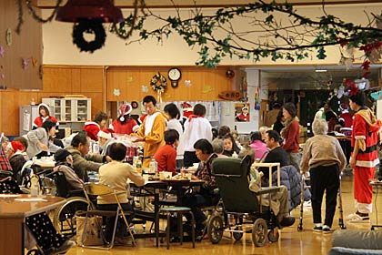 クリスマスのデコレーションで華やかな園内