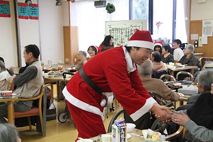 利用者と握手して回る分水商工会青年部の山田さん