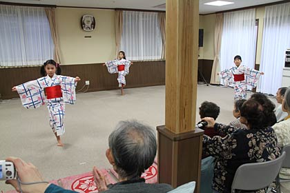 グループホーム仲町を慰問した「春登茂会」、長唄小曲『奴凧』を披露