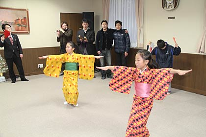 木場小路万灯組の若連中とともに伊勢音頭を踊るお玉さん