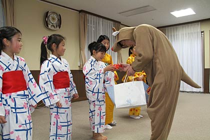 トナカイにふんした職員から子どもたちにプレゼント
