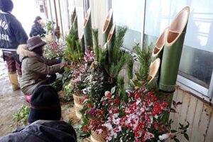 25日、西本成寺有志会が会員宅で角松作り