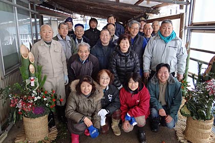 角松作りに参加した西本成寺有志会の会員
