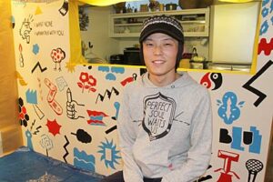 上京してフリーランスのイラストレーターとして独り立ちした燕市出身の力石哲郎さんが、ふるさとで新築住宅の壁面のイラストを手掛ける