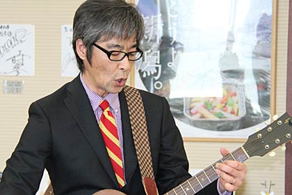ことし2月に「カレーラーメンの歌」のCDリリースで県知事を表敬したときの矢代さん