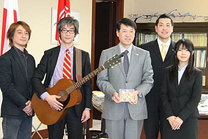 県知事の向かって左隣が矢代さん、右が梨本さん