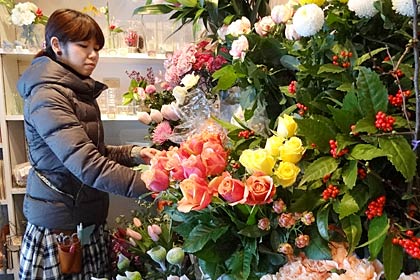 オリジナルの正月飾りが注目を集める三条市・フラワーショップ「palette」で店主の佐藤さん