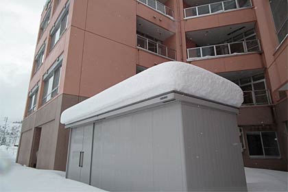 27日午前11時ころに撮影したかもしか病院の物置に積もった雪