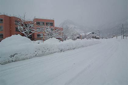 かもしか病院前の道路は圧雪になってわだちができたところも