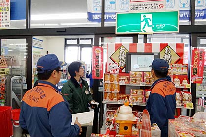 三条市消防本部が三条市内のスーパーや量販店など20店舗を対象に行っている年末特別警戒、27日のコメリホームセンター三条四日町店