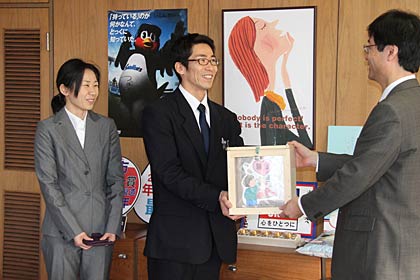  左から粟生津小PTAの若井幹事、渡辺会長、募金箱を受け取る鈴木市長