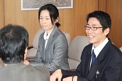 鈴木市長と歓談する渡辺会長と若井幹事