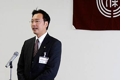 官公庁仕事納めの28日、職員に年末のあいさつを行う国定市長