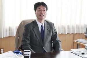 仕事納めの28日の鈴木燕市長、市長室で