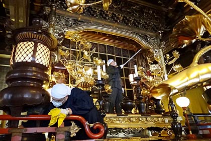 須弥壇は山内住職らで慎重にほこりを払う