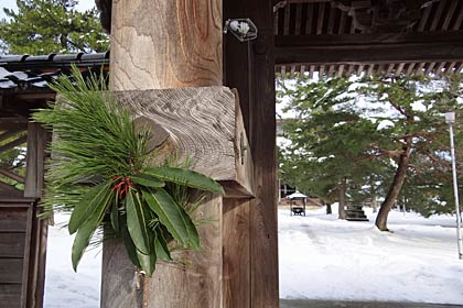 境内の門の柱を飾る正月飾り