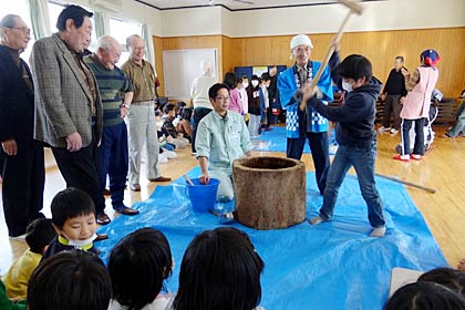 28日、三条市四日町交流センターで高齢者の生きがい活動支援通所事業「四日町いきいきセンター」と併設の四日町児童館の小学生が一緒にもちつき大会