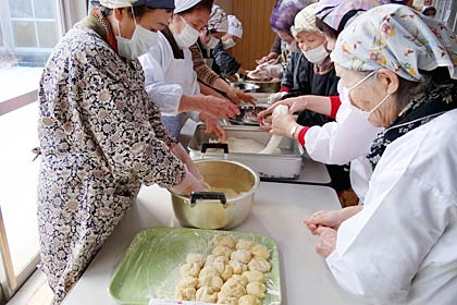 つきあがったもちをすぐに丸める