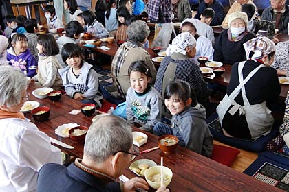 豚汁と一緒につきあがったもちを「いただきます！」