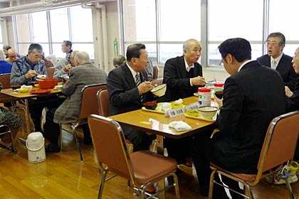 さっそく入所者と一緒に昼食でもちを味わう