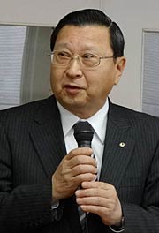 入所者にあいさつする加藤社長