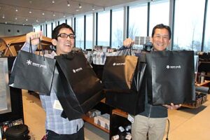 スノーピーク本社ストアで福袋を手に久保店長(左)と上原フィールドインストラクター(右)