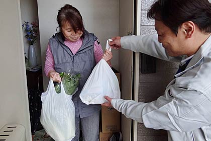 兵庫県豊岡市からの正月用品を受けうる南相馬市小高区の志賀さん