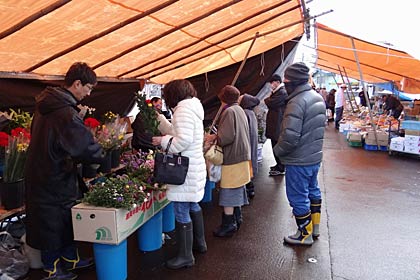 大みそかの31日に二・七の定期市の会場で開かれた歳末臨時市