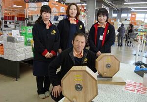 ストックバスターズで1月3日から9日まで新春初売、アウトレット価格をさらに正月価格に値下げして販売、初日はガラポン抽選会も